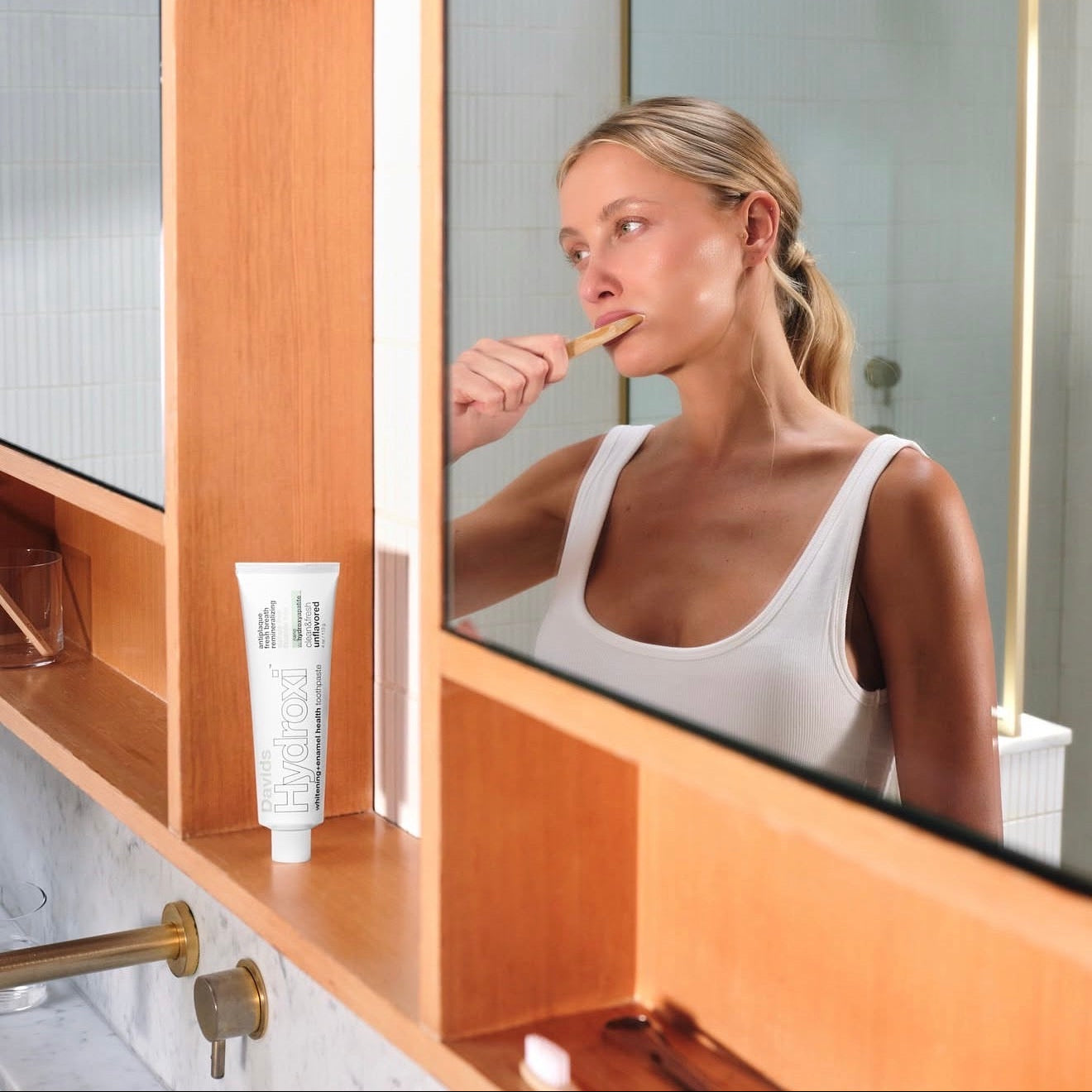 A Guide to Non-Toxic Oral Care: Toothpaste, Floss + Oil Pulling